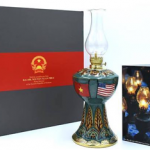 Thủ tướng Nguyễn Xuân Phúc tặng đèn dầu Bát Tràng cho Tổng thống Mỹ
